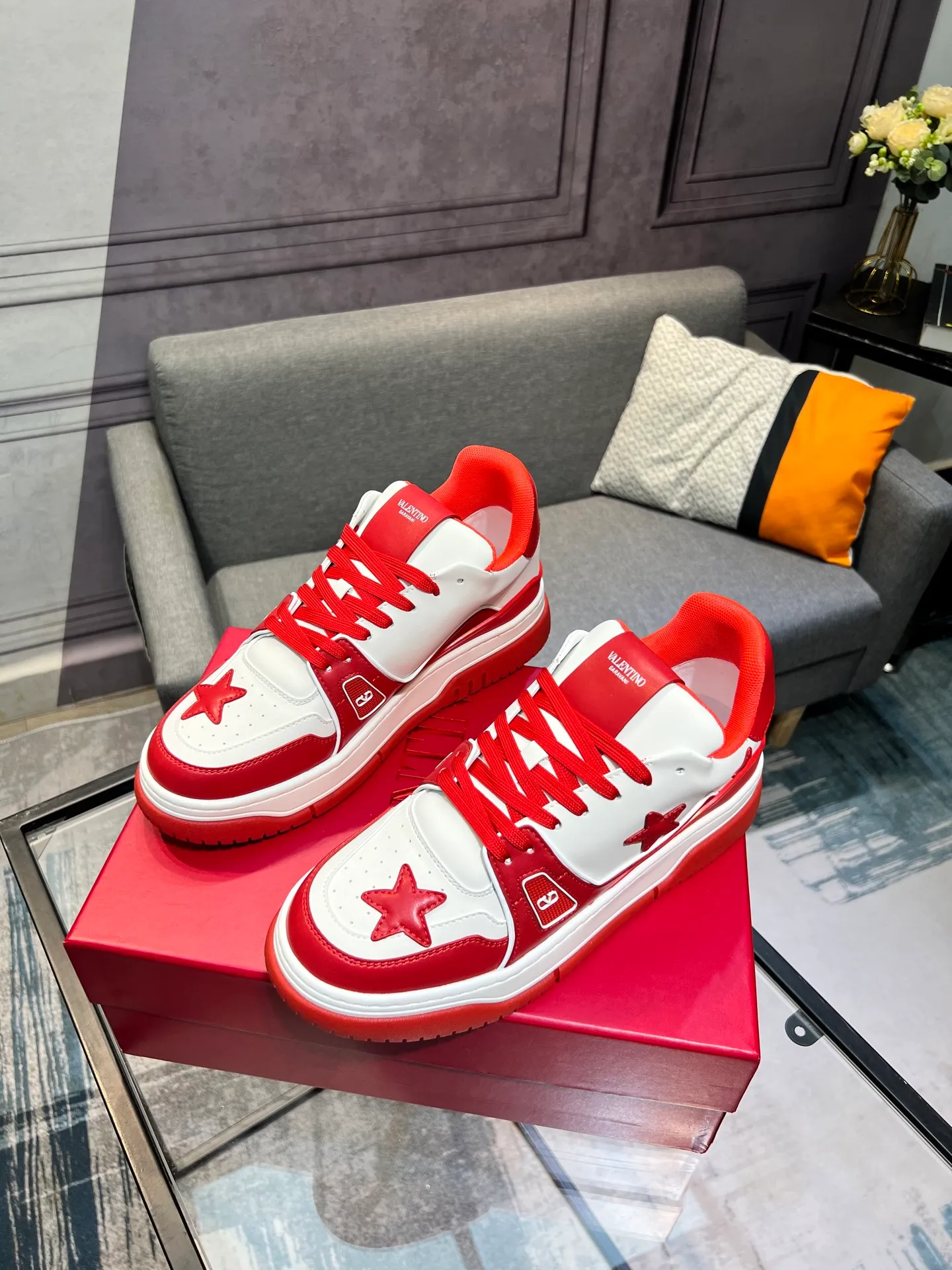 Men's Men's Shoes 💰660 Valentino 2023 early autumn new star shoes are now online! Wang Hedi and Ren Jialun have been worn by many celebrities. Who can refuse the same couple shoes as Wang Hedi! The design of Stars Stab My Heart is cool and spicy. The material of the shoes is cowhide, and every color is beautiful! Size 35-40, men’s size 39-44 (women’s 41, men’s 38, 45🉑️customized)